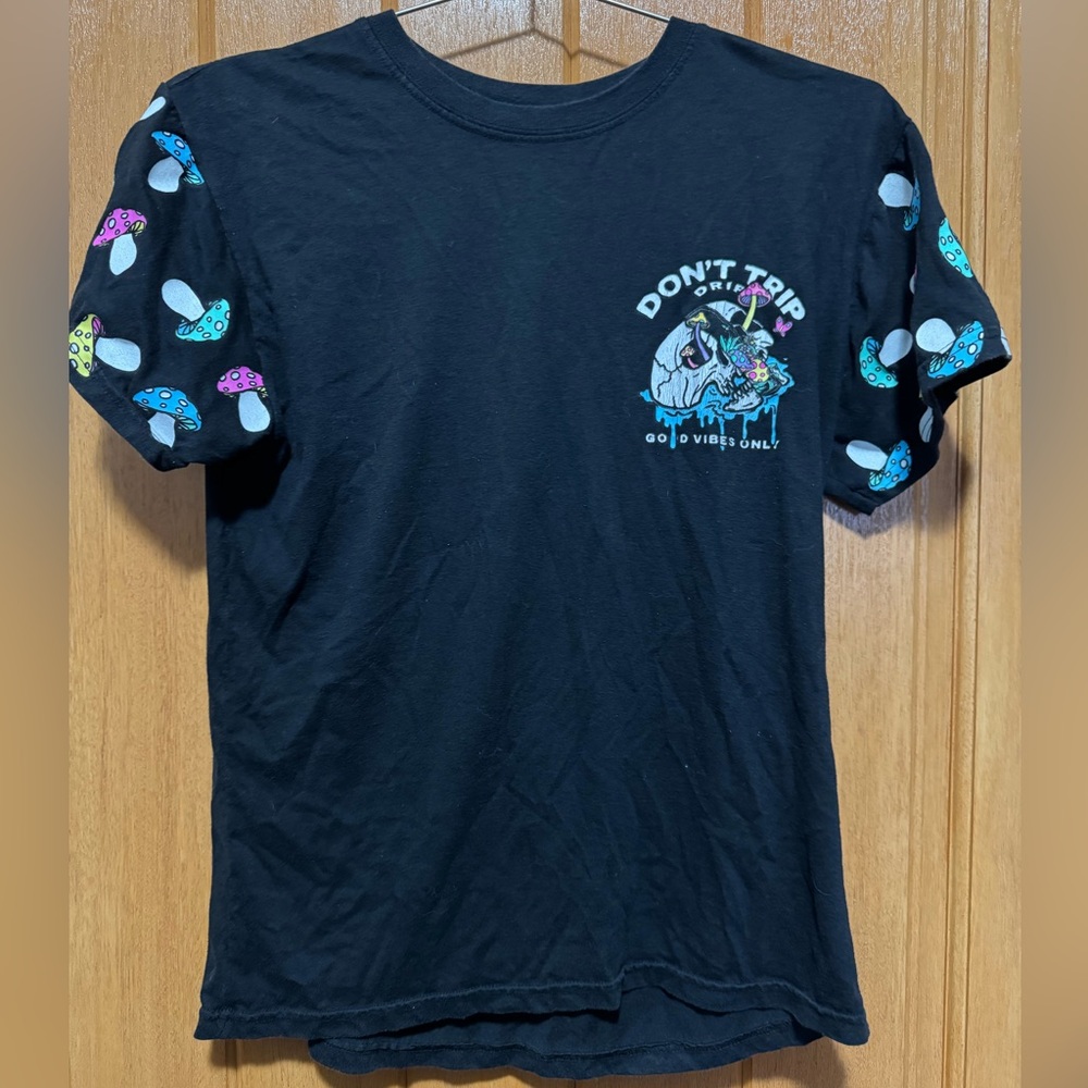 Black Graphic Adult T-Shirt black mushrooms 🍄 Size Medium P to P 19-20